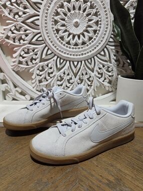 Nike Light Gray Suede Low-Top Sneakers with Gum Sole Womens Size 7